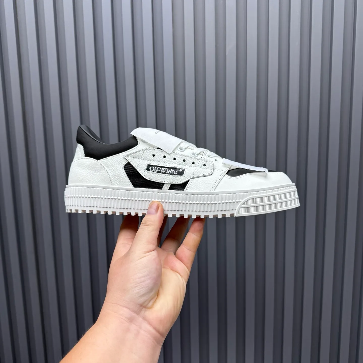 Men's shoes💰680 OFF WHITE ⚡️Couple style⚡️The latest spring style street casual shoes, released with the highest quality version on the market👊Series original mold opening, original lasting, production technology 1:1 original version➰🔜The best choice for more and more celebrities and Internet celebrities🔸In the classics Changes in the code🔸Innovate in the trend🔸Strive to break away from the shackles of bad street design🔝Although he is not the originator of fashion design, he is definitely a shining dark horse in avant-garde design🐴🆙Do not follow the trend🔅Not universal beauty🔅 Fabric💯First-layer cowhide Lining💯Imported skin-friendly and environmentally friendly polyester mesh Foot pads💯Original molded high-elastic environmentally friendly molding pads Midsole💯Made with original last-last technology Outsole💯Rubber outsole Packaging💯Official website synchronizes full set of packaging (brand wrapping paper, brand certificate, brand cloth bag) Code numbers 35-44, 45 46 Customized